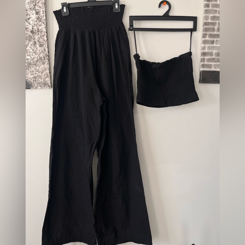 2 piece outfit, black scrunch top and black high waisted wide leg pants.